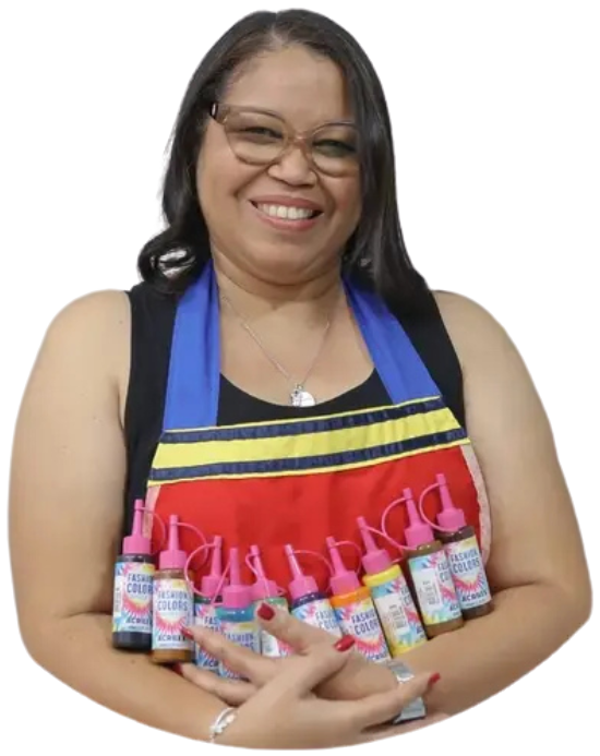 Jane Carla, arteterapeuta, sorrindo com tintas nas mãos
